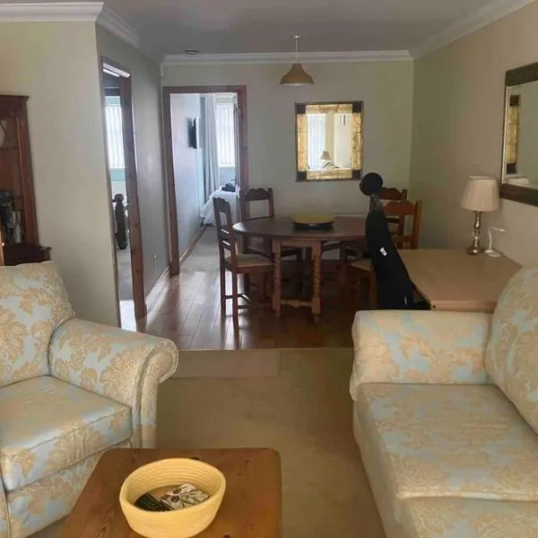 2 Bedroom entire Bungalow with off road parking in the heart of Stoke，位于奥尔顿的酒店