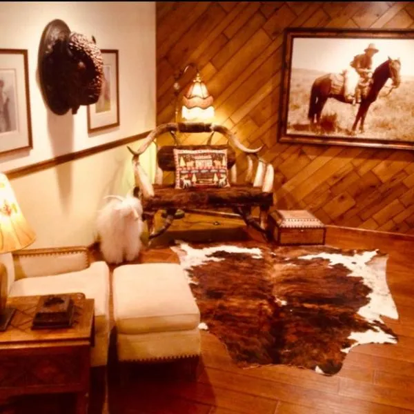 Trail Boss King EnSuite-Prairie Rose B&B - 1200 sq ft Suite，位于夏延的酒店