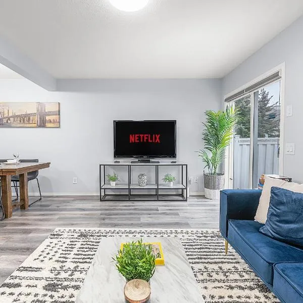 Elleries Home, 3 Min to Anthony Henday, Netflix, AC, Driveway & Visitor Parking, Sleeps 10，位于埃德蒙顿的酒店