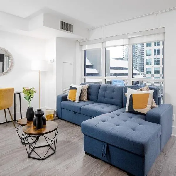 Chic 1-BR Condo; Parking included; Downtown Core，位于多伦多的酒店