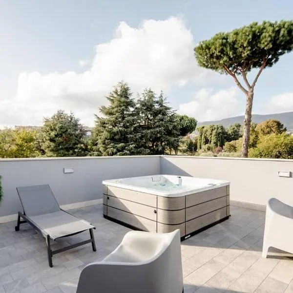 Luxury - Jacuzzi Apartments Near Rome，位于韦莱特里的酒店