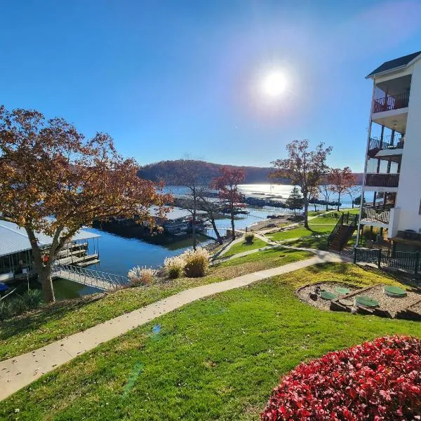 Peaceful 1st floor lakeside condo minutes from Osage Beach and Ozark State Park，位于卡姆登顿的酒店