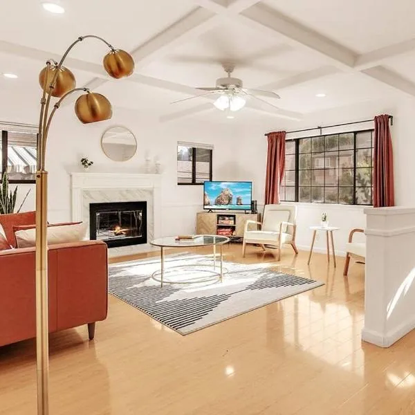 King Suite, 5 Queen beds Spacious Modern Home，位于卡斯特罗谷的酒店