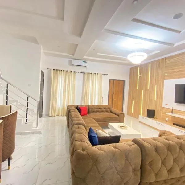 Luxury 4 bedroom shared shortlet apartment lekki，位于Lakowe的酒店