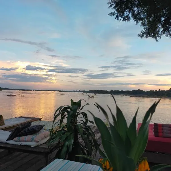 Pomelo Restaurant and Guesthouse- Serene Bliss, Life in the Tranquil Southend of Laos，位于Thakho的酒店