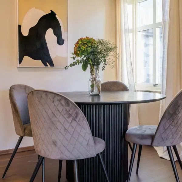 Charming and bright apartment in Ålesund city，位于于尔斯泰因维克的酒店