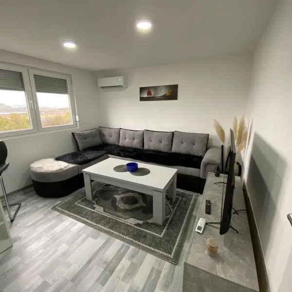 Apartment B&E，位于图兹拉的酒店