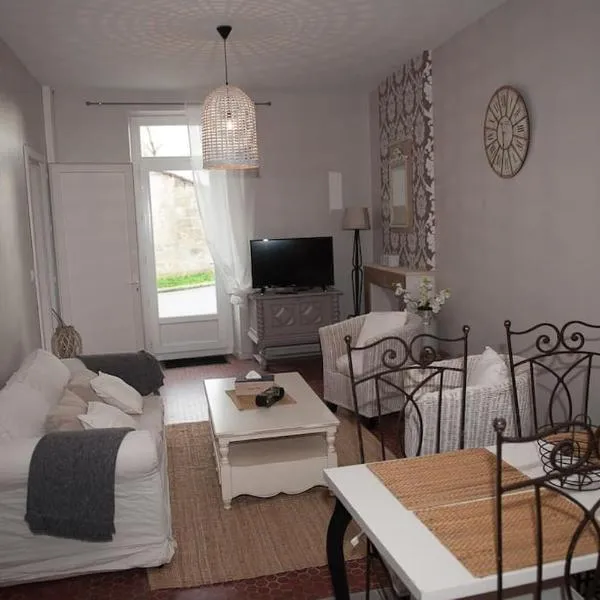 bel appartement en pierre de 88 M2 charme d’antan，位于马尔戈的酒店
