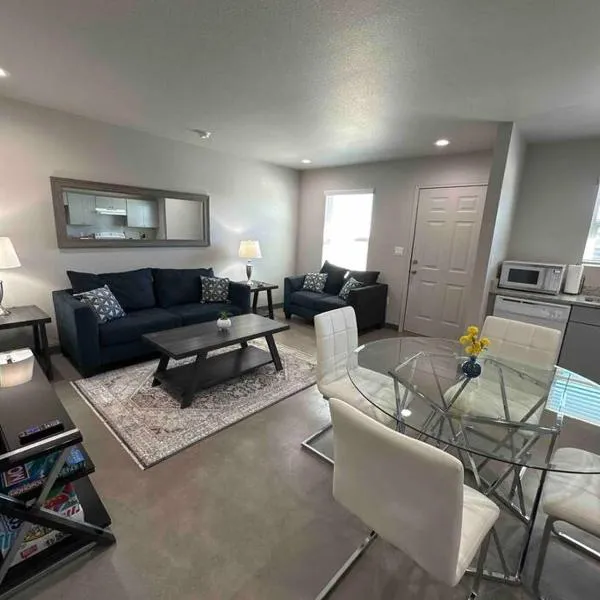 Brand New! Charming and Cozy，位于克洛维斯的酒店