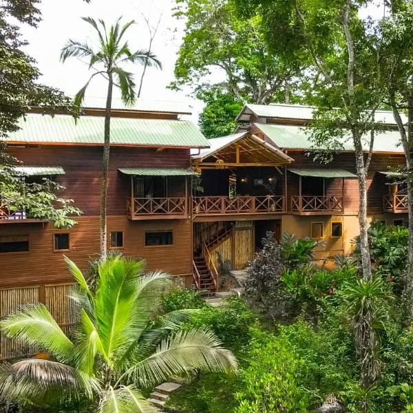 The Lodge at Punta Rica- Hilltop Eco-Lodge with Views & Pool，位于Jutica的酒店