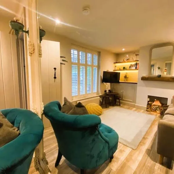 Beautiful Immaculate Aldeburgh cottage, free parking, sunny outdoor space, dog friendly - perfect for Spring seaside escapes，位于奥尔德堡的酒店