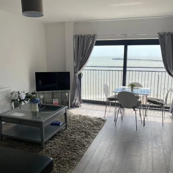 Penthouse Apartment with seaviews，位于内兹岬附近沃尔顿的酒店