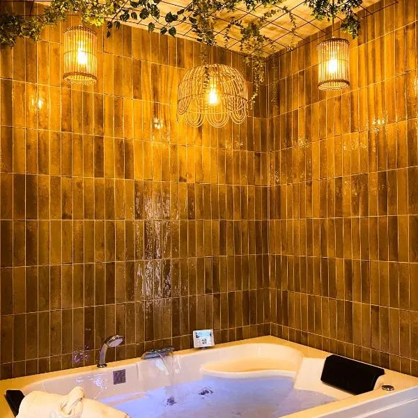 Love Room Suite Bali - Auray en Bretagne，位于Brech的酒店