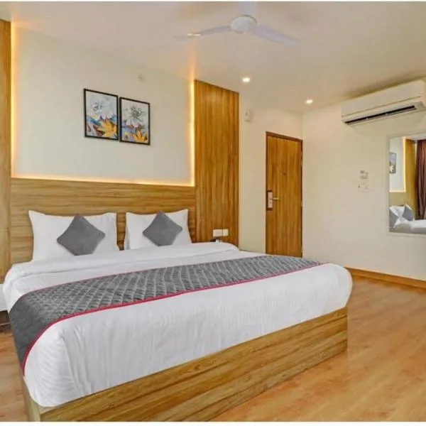 HOTEL SR GRAND，位于戈勒克布尔的酒店
