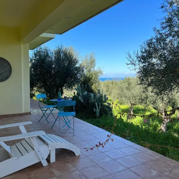 Peaceful home amongst olive groves by the sea，位于科罗尼的酒店