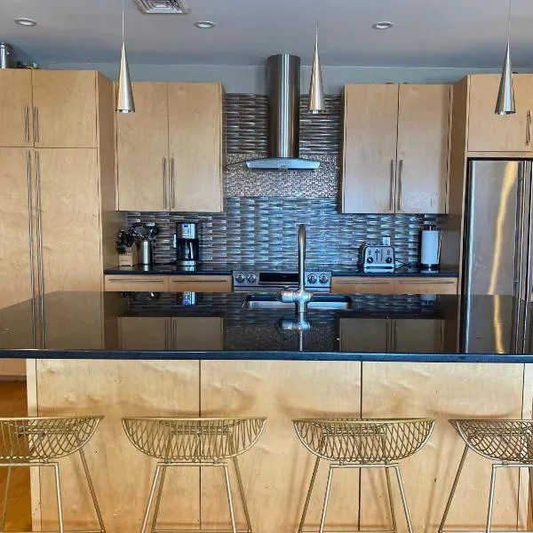 Boston Harbor views Modern north end condo FREE PARKING!，位于波士顿的酒店