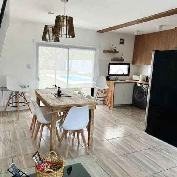 Casa impecable con Pileta, Garage，位于阿苏尔的酒店