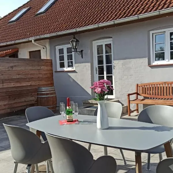 Pappelhof - Doppelhaushälfte mit Garten in Grömitz，位于格洛米茨的酒店