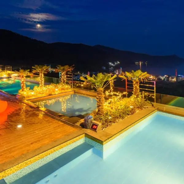Friemily Pool Villa & Hotel，位于Geoje的酒店