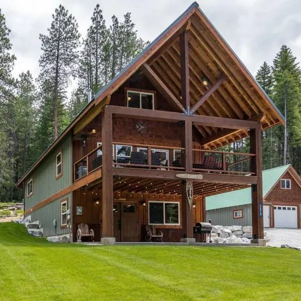 River's Bend Lodge - Hot Tub, Fire Pit, Games & Ski，位于莱文沃思的酒店
