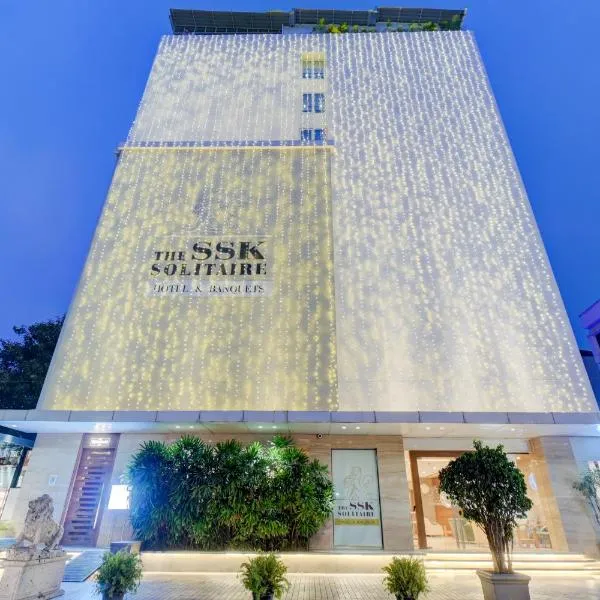 The SSK Solitaire Hotel & Banquets，位于Dindori的酒店