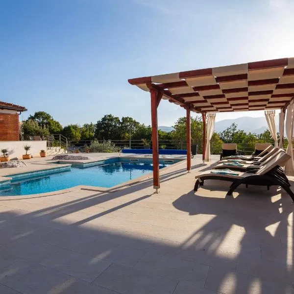 Villa in Omiš inland/4 stars+heated pool，位于Nova Sela的酒店