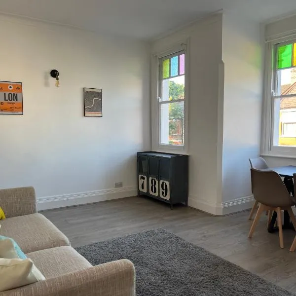 Bright and Stylish 2 Bedroom First Floor Flat，位于伦敦的酒店