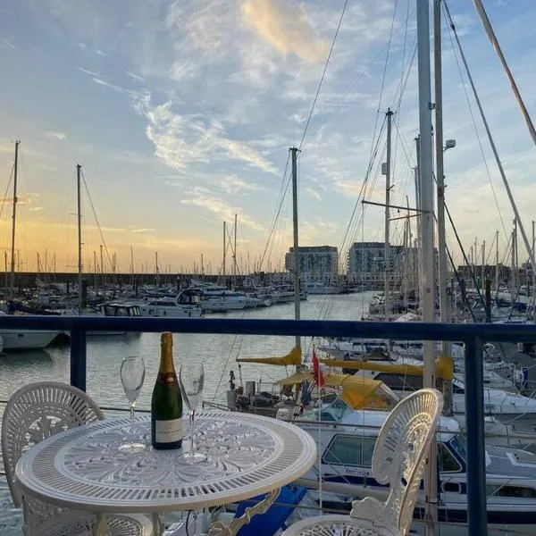 Seascape - Floating Home at Brighton Marina with free Parking，位于布莱顿霍夫的酒店