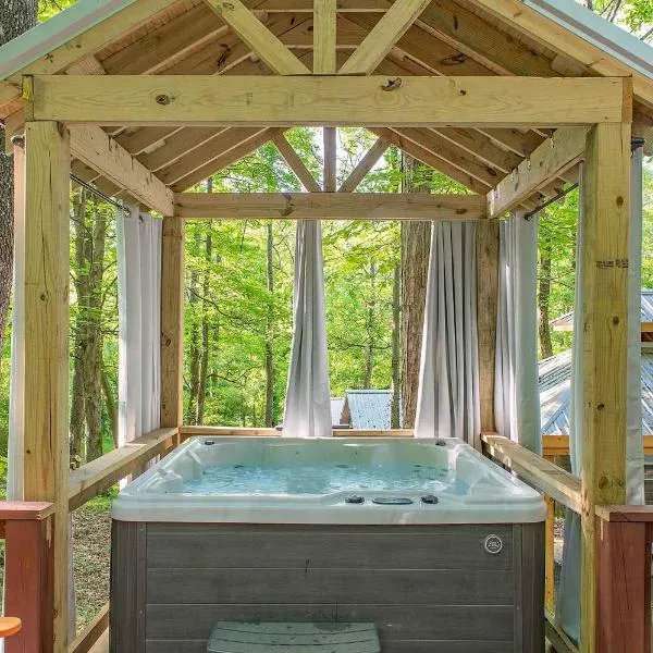 Stefan Cabin Nature-nested Tiny Home Hot Tub，位于查塔努加的酒店