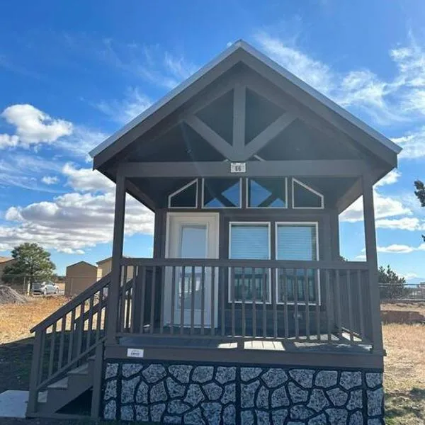 066 South Rim Grand Canyon Tiny Home Sleeps 8，位于瓦莱的酒店