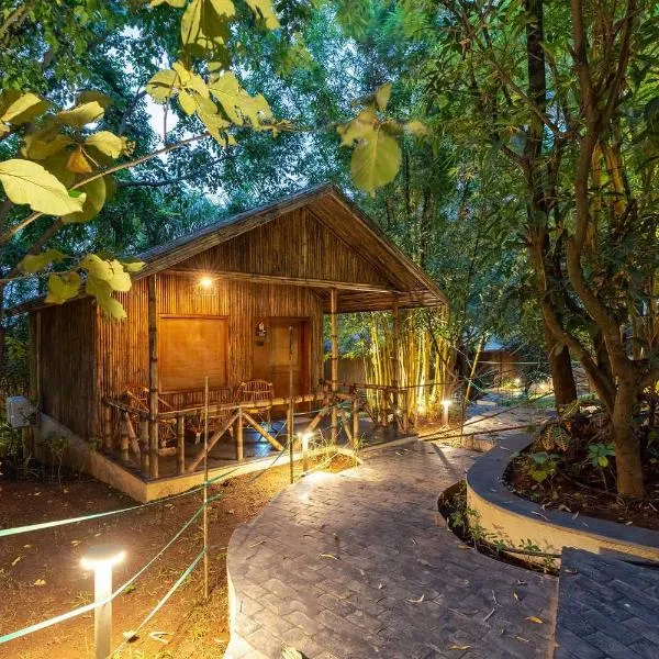 StayVista's Timber Cottage - Cozy Cottages with Indoor Games，位于Wādhiware的酒店