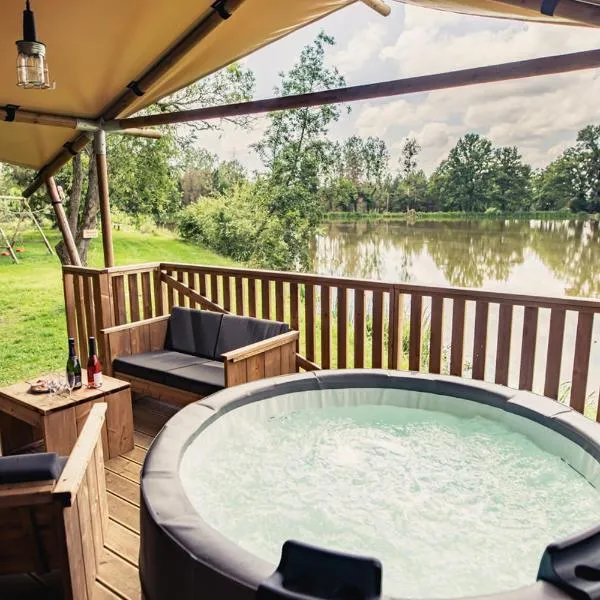 Tente lodge Jacuzzi privatif en pleine nature，位于Thiel-sur-Acolin的酒店