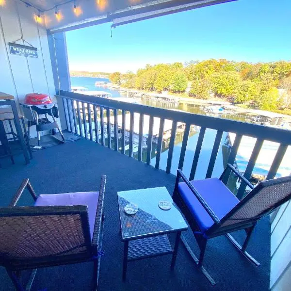 F Lakefront! Remodeled, Sleeps 4, Boat Slip, Patio, WiFi, Cable, Pool，位于卡姆登顿的酒店