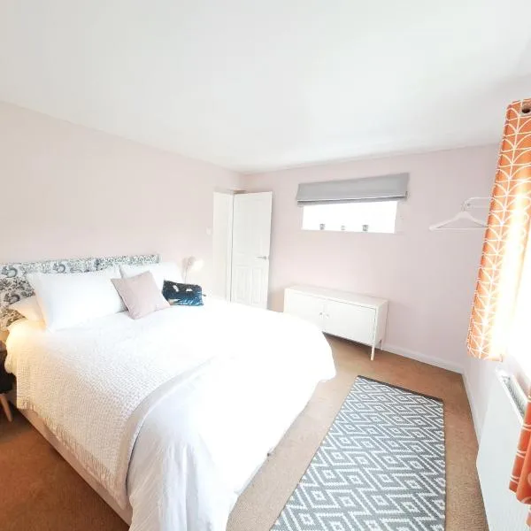 The Holt - a cosy bolthole on a wildlife reserve with hot tub -Exmoor 7m，位于Oakford的酒店