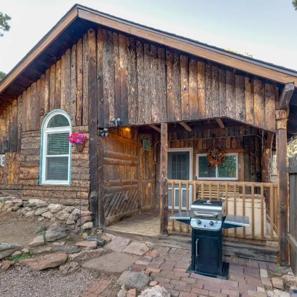 Rustic Log Cabin with Studio about 5 Mi to Pikes Peak!，位于Green Mountain Falls的酒店