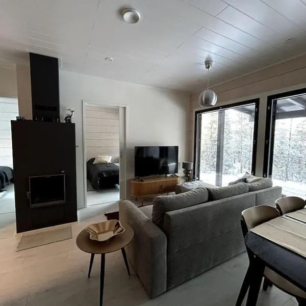 Villa Tykkylä Ruka - ski, nature & peace, sauna, fast wifi，位于库萨莫的酒店