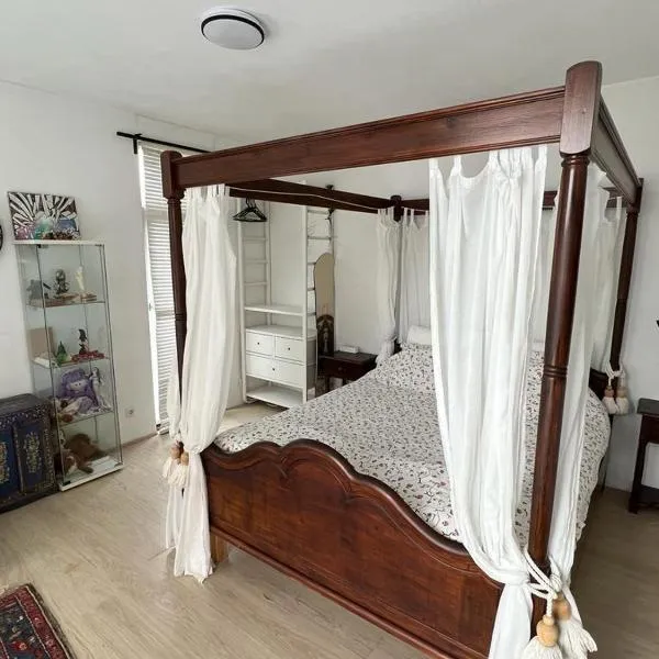 Two nice rooms in residential area with private bathroom，位于阿尔梅勒的酒店
