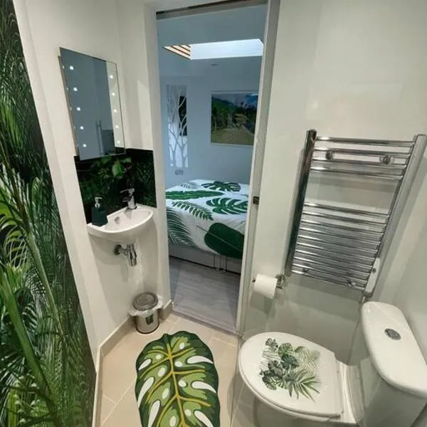 Cosy Jungle Cabin With Bathroom，位于根斯堡的酒店