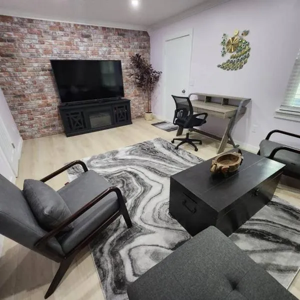 Modern Island Serenity!-Pet-Friendly villa，位于希尔顿黑德岛的酒店