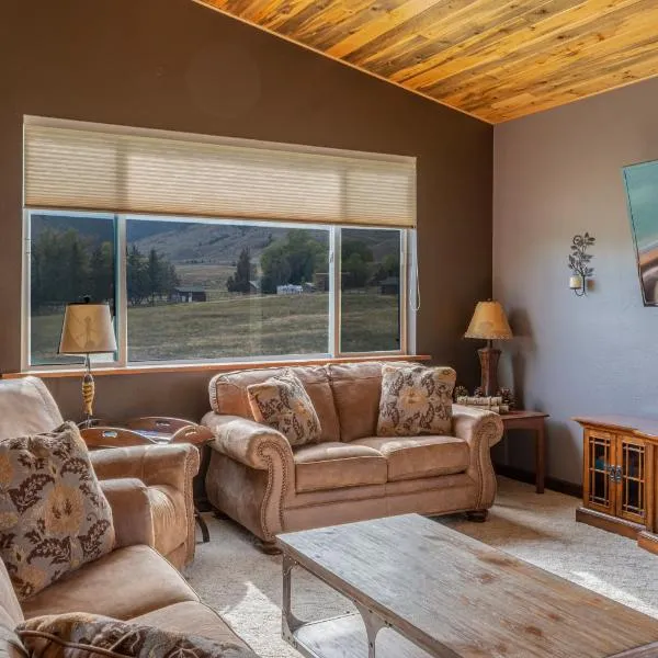 Bison Lodge - Lg Home - 2 bedrooms - less than 5 miles to Yellowstone North Entrance, Sleeps up to 8，位于加德纳的酒店