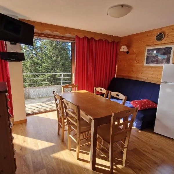 Appartement au pied des pistes et du park nordique，位于尚鲁斯的酒店
