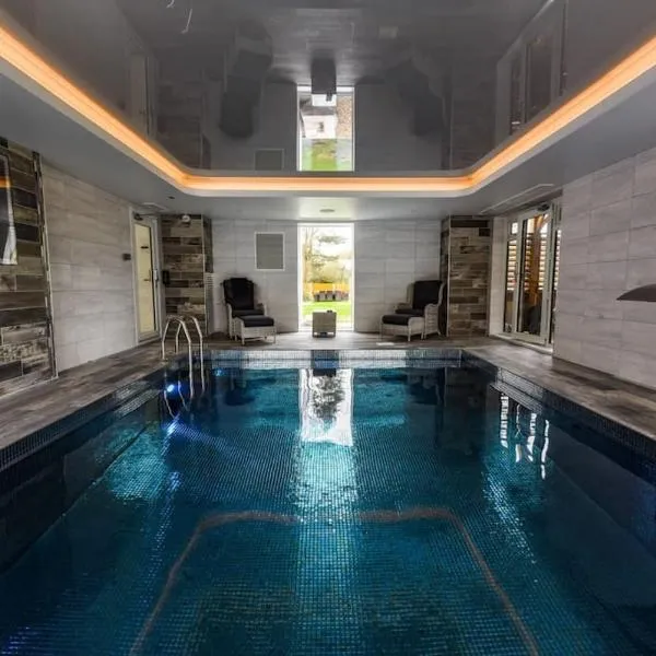 Jaw Dropping House with Private Indoor Pool and Hot Tub，位于诺斯维奇的酒店