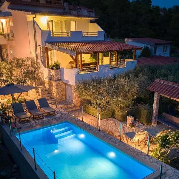 Holiday house Stupalo- with private pool, both floors air-conditioned，位于卢卡瓦克的酒店