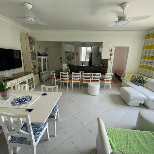 Apartamento Maré Mansa a 30 metros da praia Mansa em Caiobá com Wifi，位于卡伊奥巴的酒店