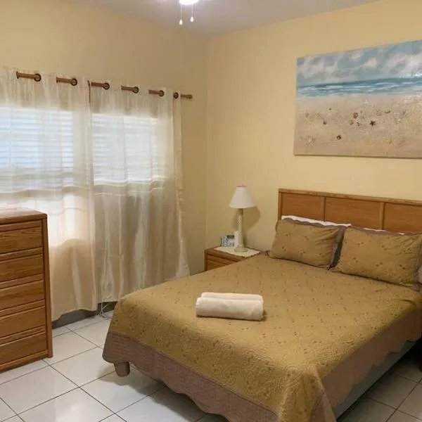 SUITE 2A, BLUE PAVILION - Steps to BEACH，位于西湾的酒店