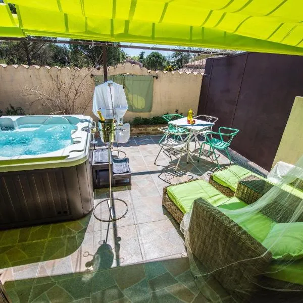 Gîte avec jacuzzi privatif dans un mas provençal，位于Les Fumades-Les Bains的酒店