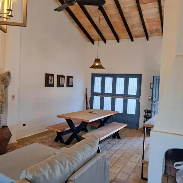 Casa colonial a metros del arroyo Piribebuy，位于皮里韦维的酒店