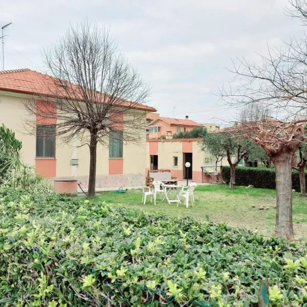 Casa di Adele con giardino privato a 150 mt dal mare，位于法尔科纳拉·玛里提马的酒店