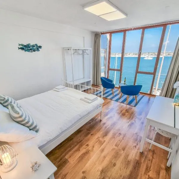 Umag center seafront seaview old town apartment 1，位于乌马格的酒店