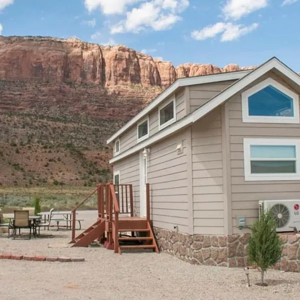 Redrock Moab Tiny House w Large Loft Site 8，位于摩押的酒店
